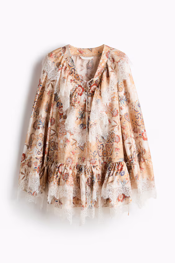 Платье с отделкой кружевом