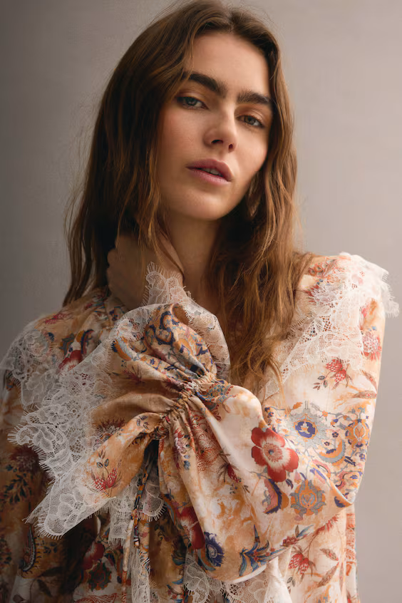 Платье с отделкой кружевом