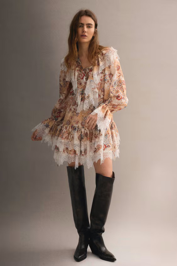 Платье с отделкой кружевом