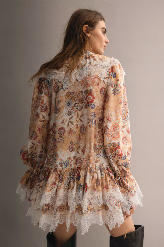 Платье с отделкой кружевом