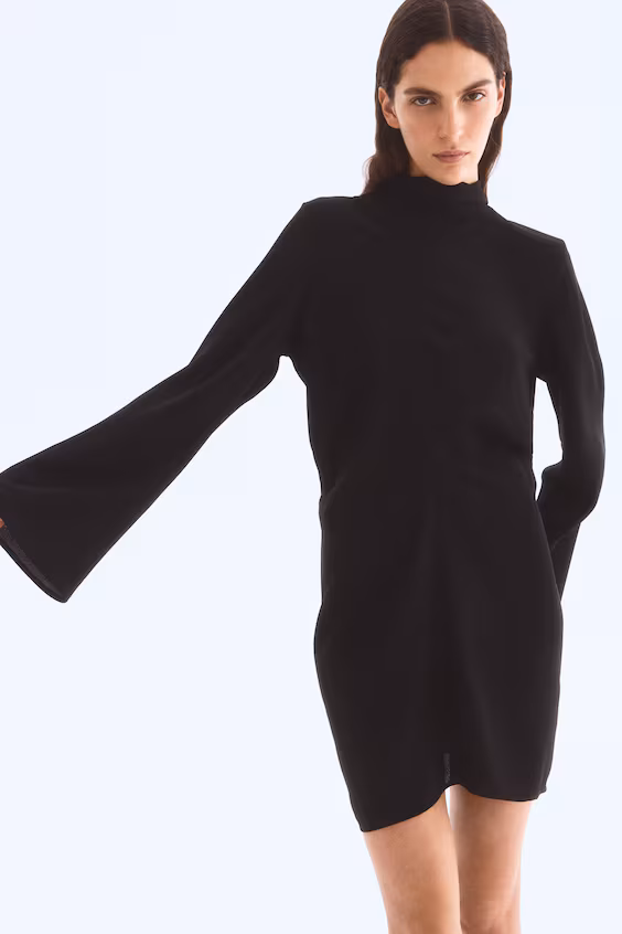 Платье с рукавами в стиле труба