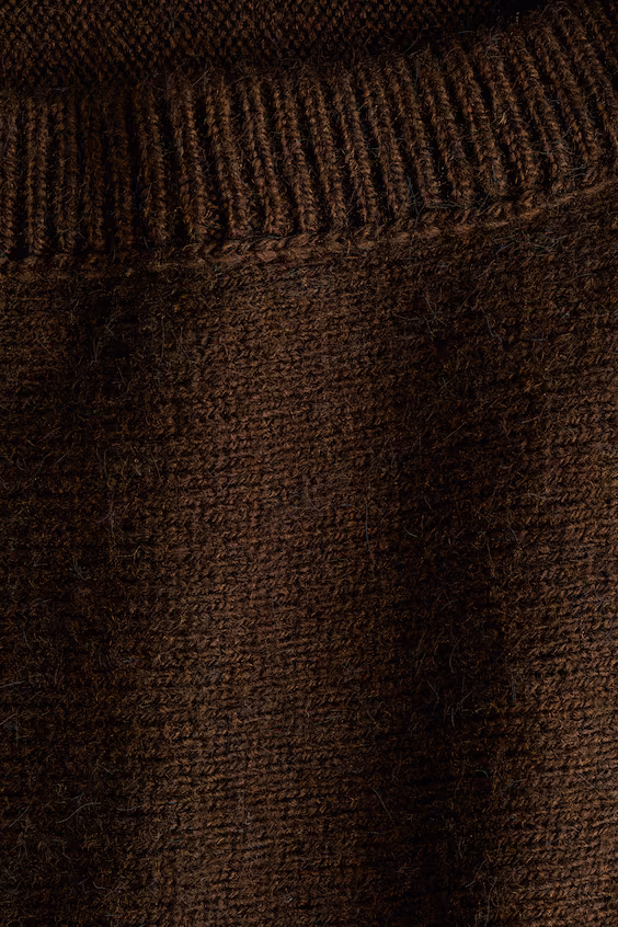 Свитер с открытым плечом