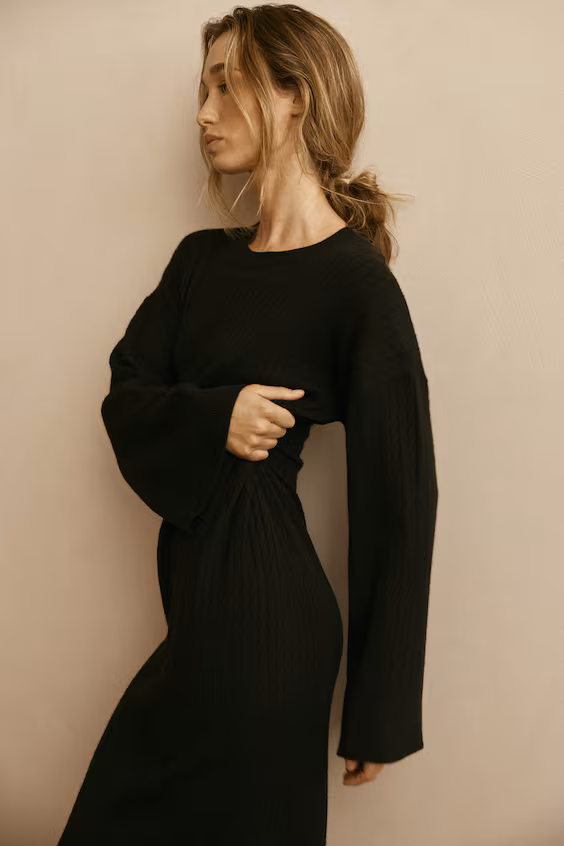 Платье из тонкой вязаной ткани