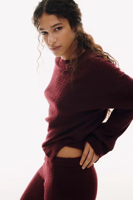 Свитер из тонкой вязаной ткани