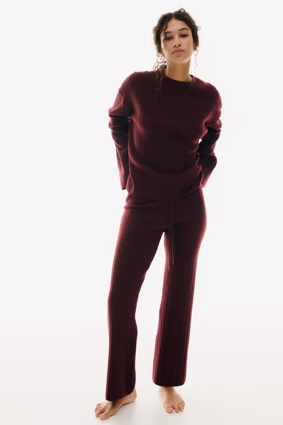 Свитер из тонкой вязаной ткани