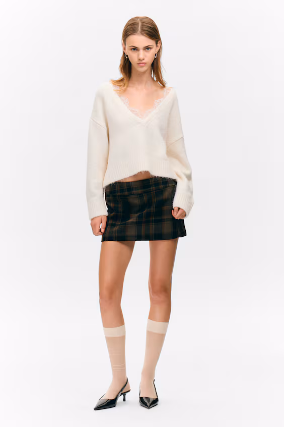 Свитер с v-образным вырезом и кружевом