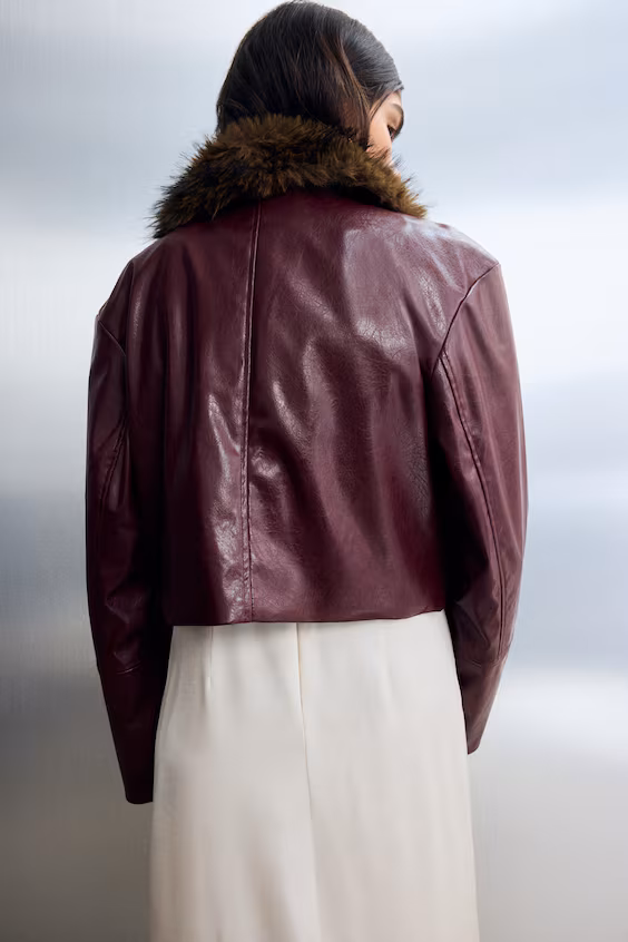 Короткое покрытое пальто