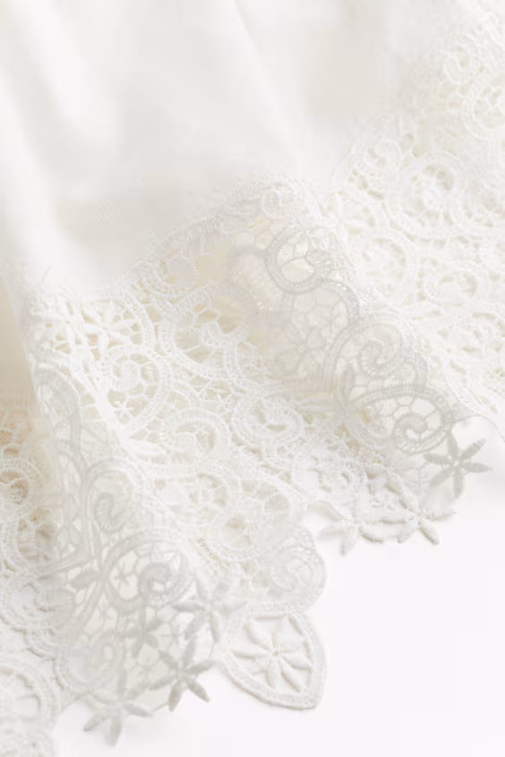 Платье с бретельками и кружевными вставками