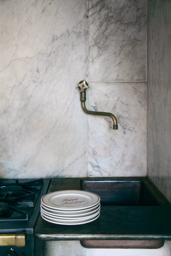 Среднего размера тарелка из фарфора