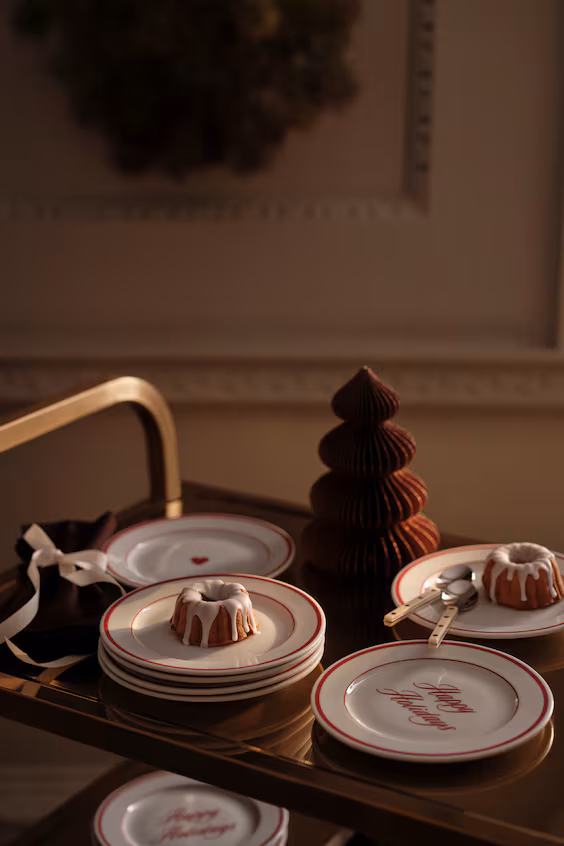 Среднего размера тарелка из фарфора