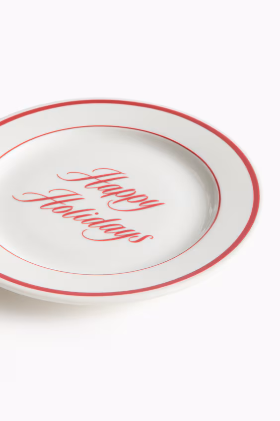 Среднего размера тарелка из фарфора