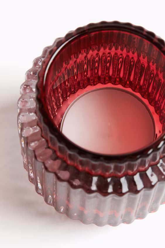 Свеча в стеклянной подсвечнике