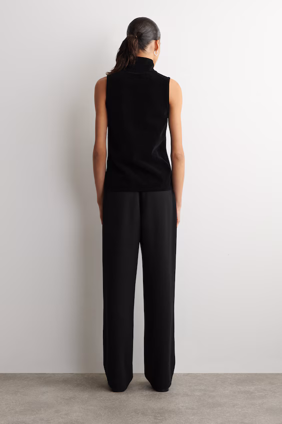 Жилет из вельвета с высоким воротником