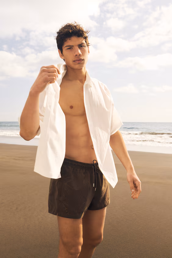 Плавки с вышитым узором