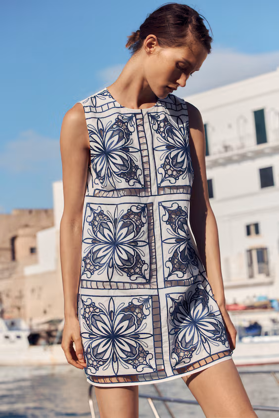 Платье-футляр с английской вышивкой