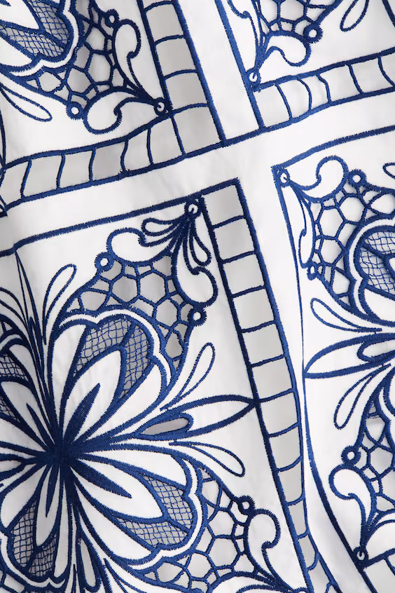 Платье-футляр с английской вышивкой