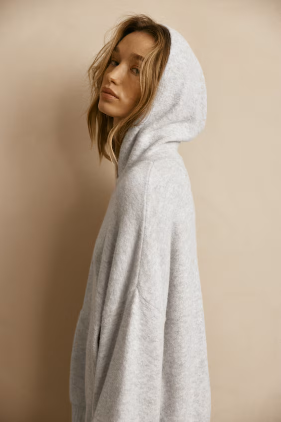 Свитер из легкой ткани с капюшоном