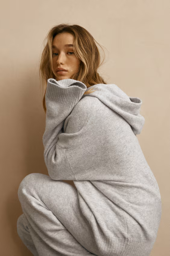 Свитер из легкой ткани с капюшоном