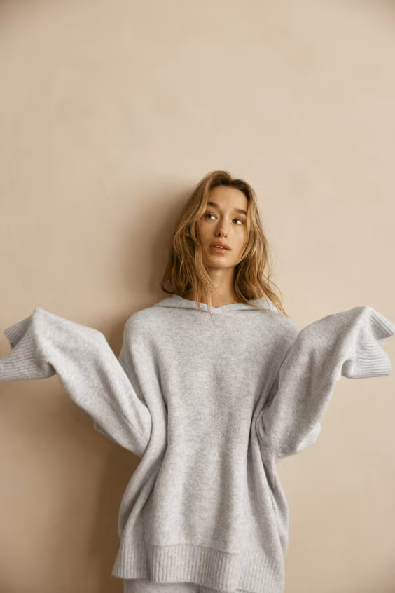 Свитер из легкой ткани с капюшоном