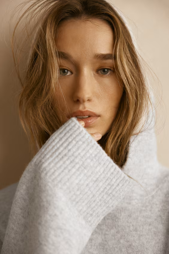 Свитер из легкой ткани с капюшоном