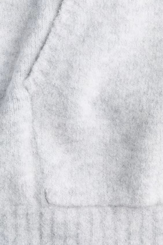 Свитер из легкой ткани с капюшоном