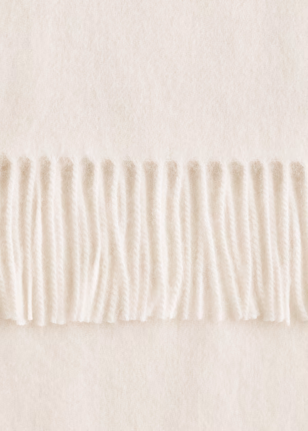 Шарф-плед из шерсти с кисточками