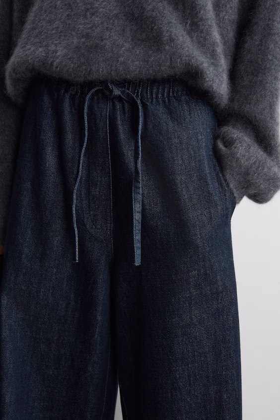 Джинсы с широкими укороченными штанинами