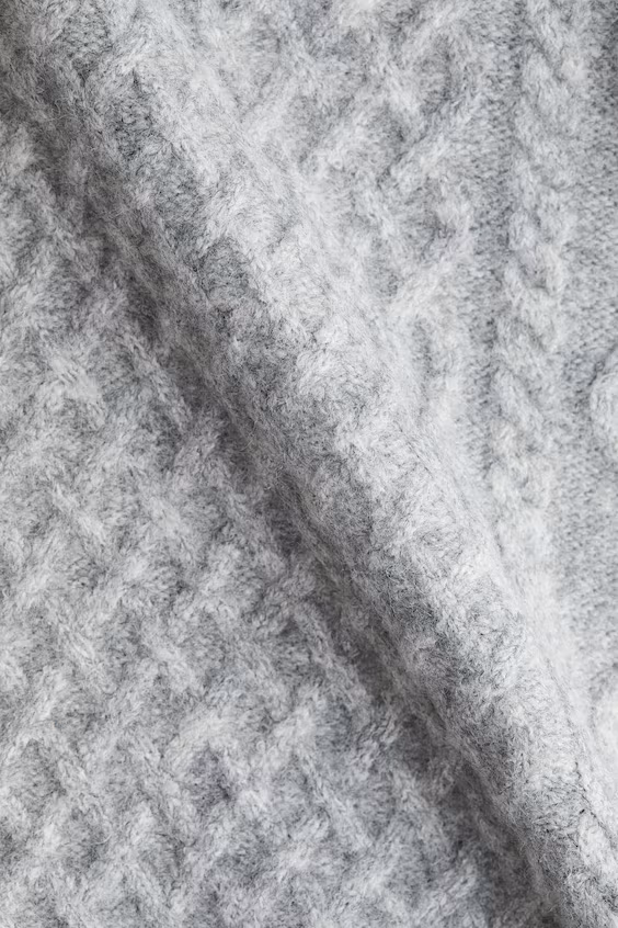 Свитер с открытыми плечами