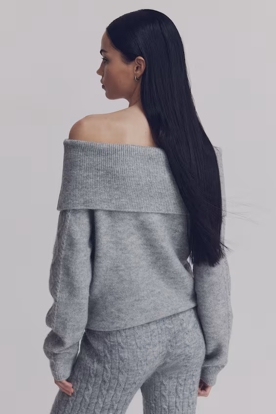 Свитер с открытыми плечами