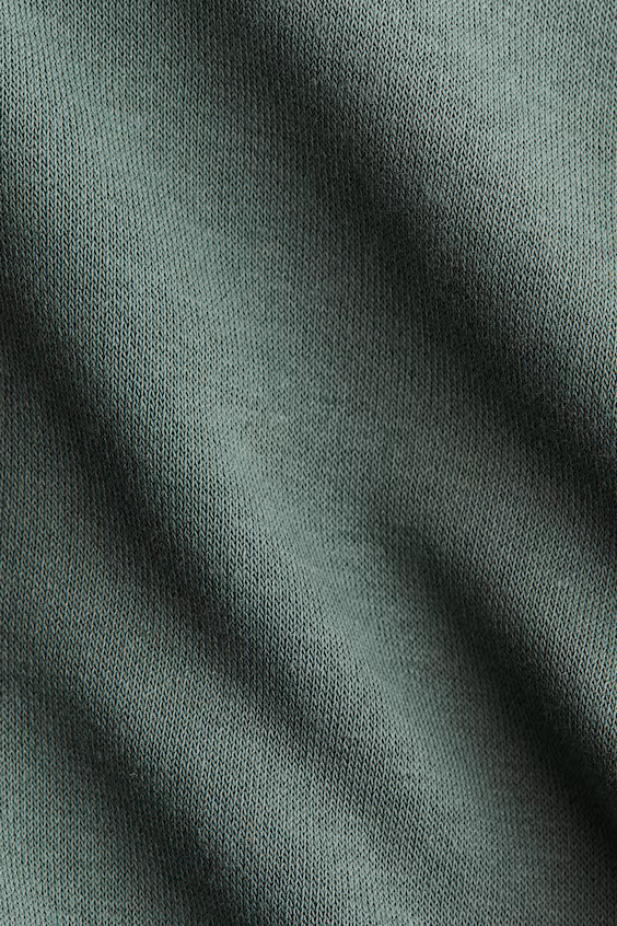 Короткое пальто с капюшоном и молнией