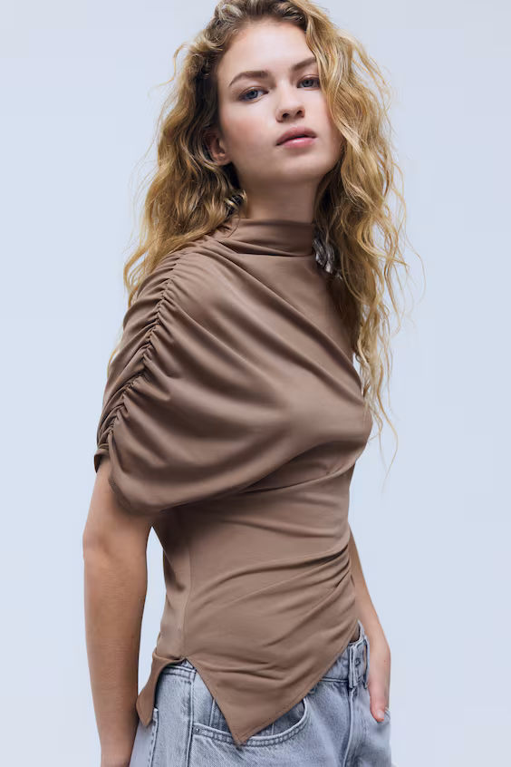 Свитер с высоким воротом и одним рукавом