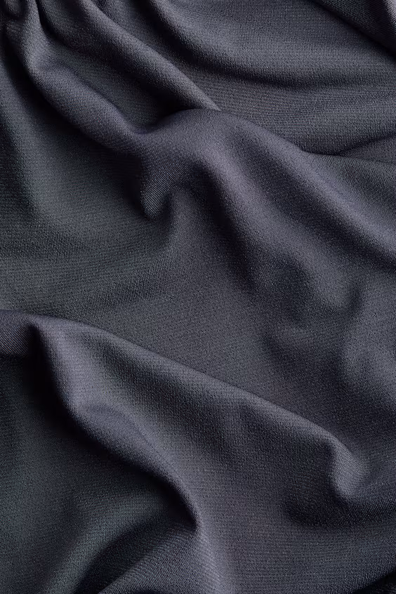 Свитер с высоким воротом и одним рукавом