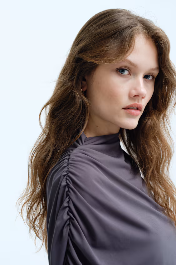 Свитер с высоким воротом и одним рукавом