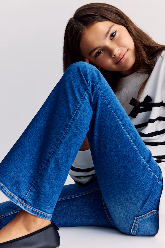 Джинсы с широкими штанинами низкой посадки