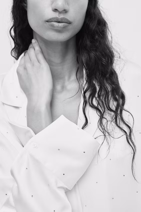 Пижамная рубашка из украшенного атласа