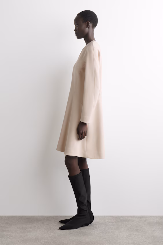 Платье мини с зауженным силуэтом и вырезом лодочкой