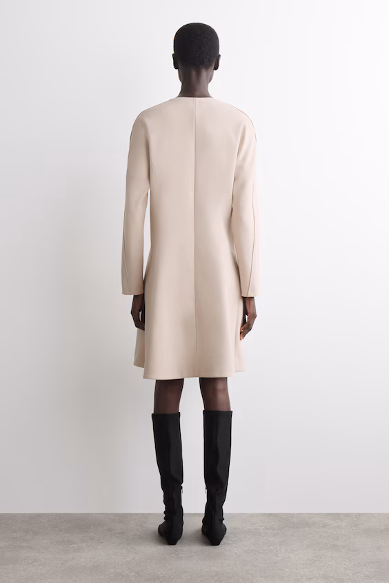 Платье мини с зауженным силуэтом и вырезом лодочкой