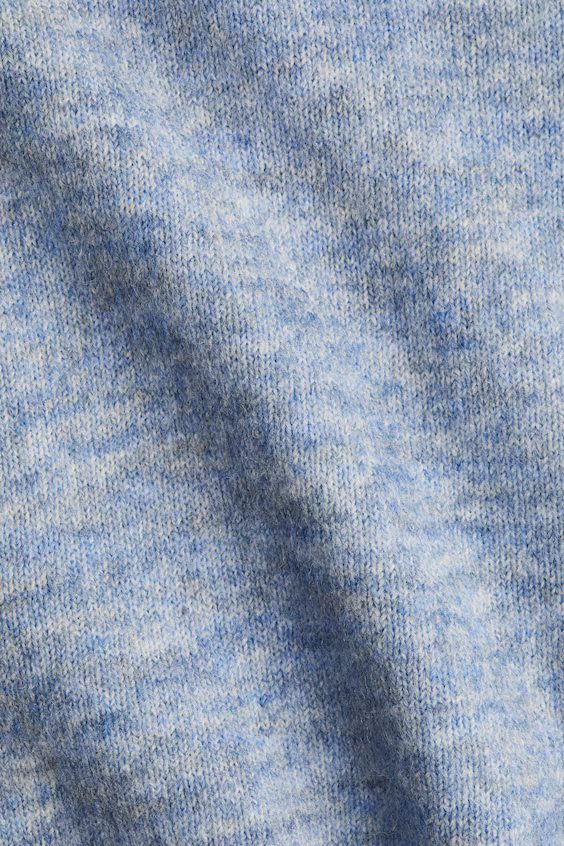 Свитер с реглановыми рукавами