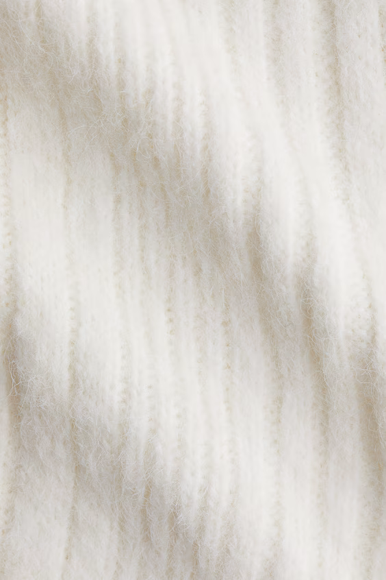 Свитер с обнаженными плечами