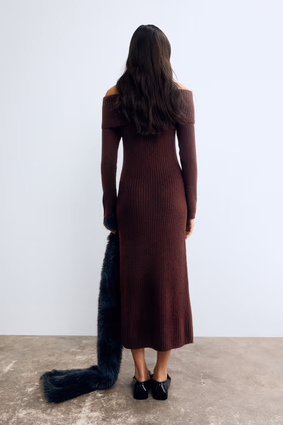 Платье с обнаженными плечами из рубчика