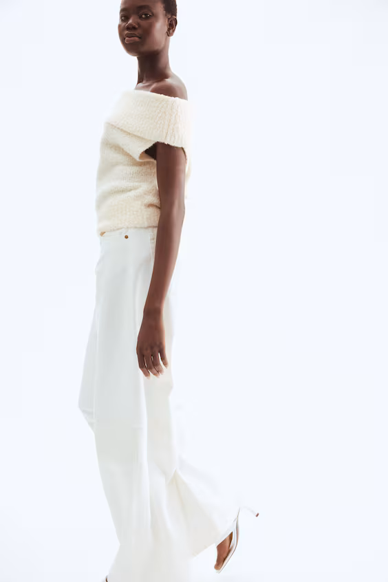 Свитер с лодочкой из мягкой ткани