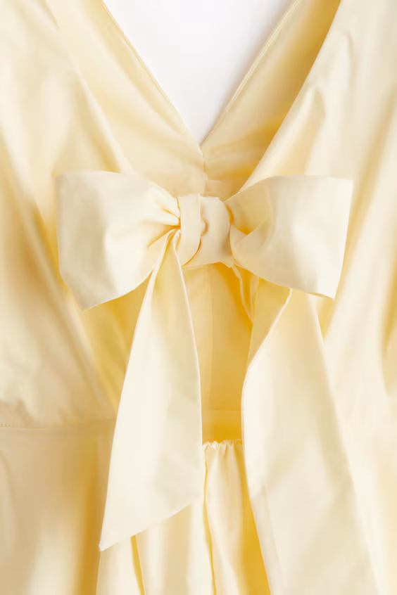 Платье с узелком на спине