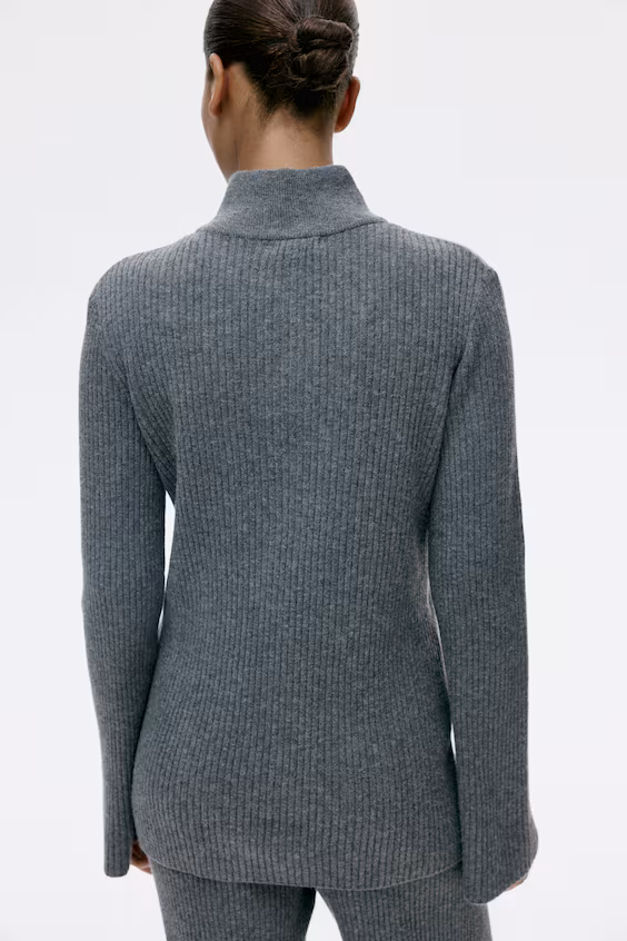 Свитер из рубчикового трикотажа с молнией