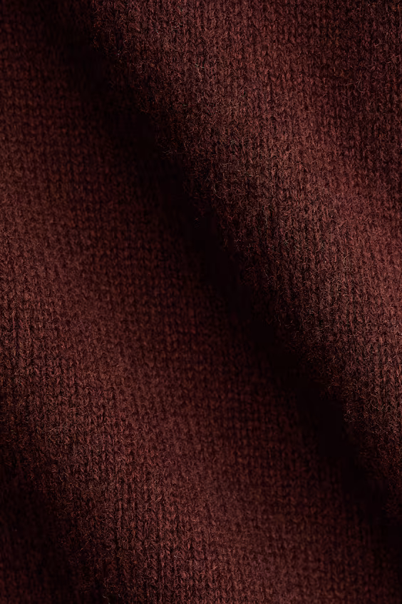 Вязаный свитер с высоким воротником