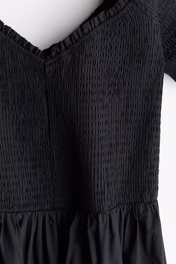 Платье с открытыми плечами и складками