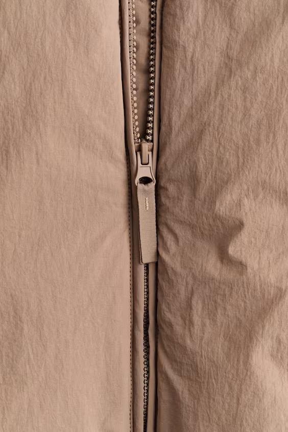 Пуховая и водоотталкивающая спортивная куртка