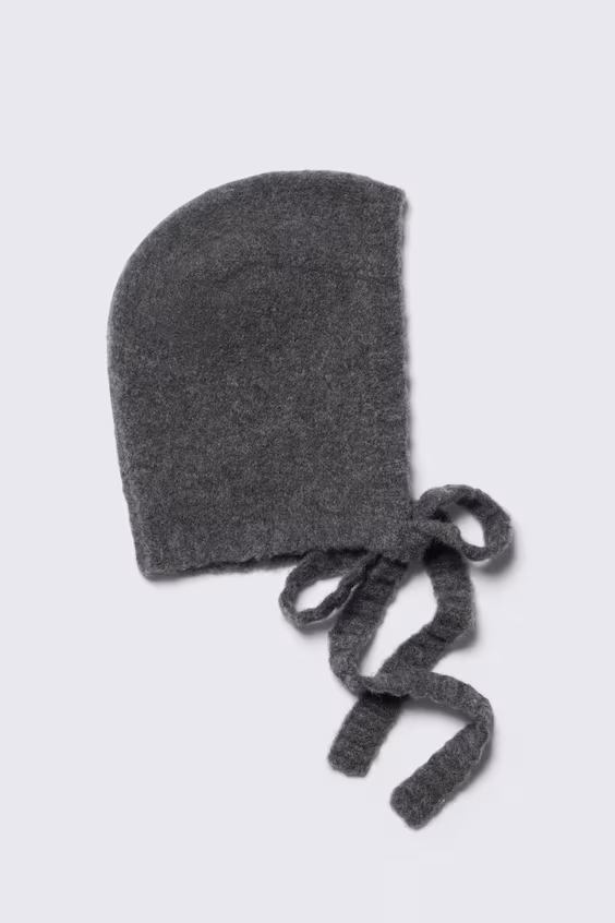 Шапка из легкой ткани с бантом