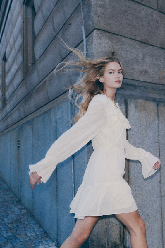 Платье с воротником на рюшах