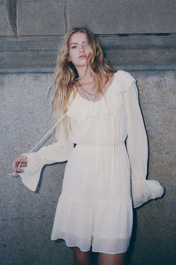 Платье с воротником на рюшах