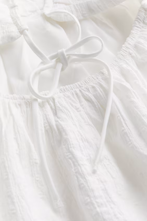 Платье с завитками и открытой спиной